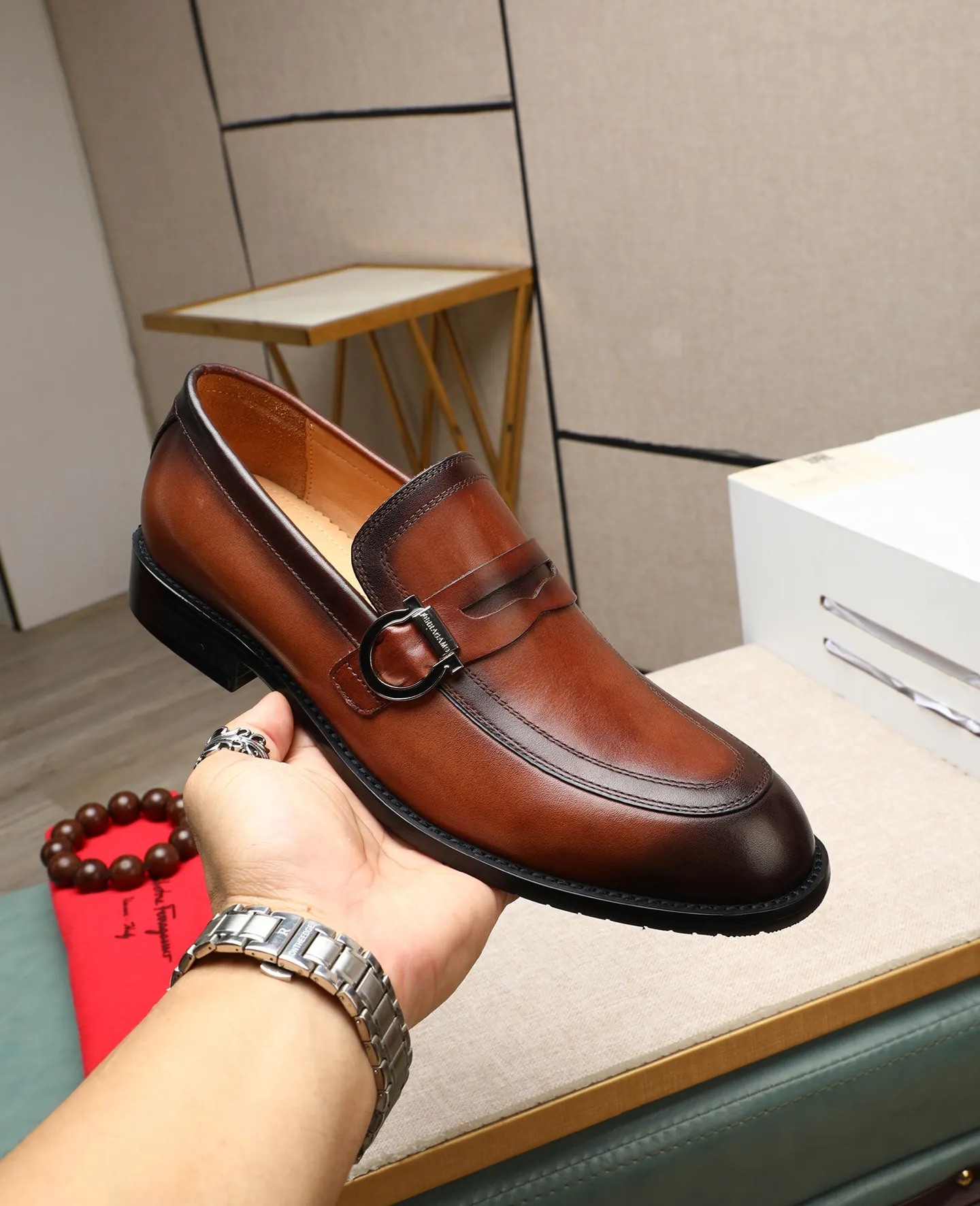 Men's shoes 💰560 📛📛(water-dyed cow lining) Salvatore Ferragamo high-end (Salvatore Ferragamo) is the world's top luxury footwear brand. It comes from the fashion kingdom of Italy. It is famous all over the world for its traditional handmade design and novel styles... 🚶🏻🚶🏻New suit shoes are available simultaneously at the counter. This model is made of pure handmade imported Italian calfskin fabric ➕soft water-dyed cowhide lining Original authentic outsole🌀🌀Size: 38➖44 (45 46 customized)